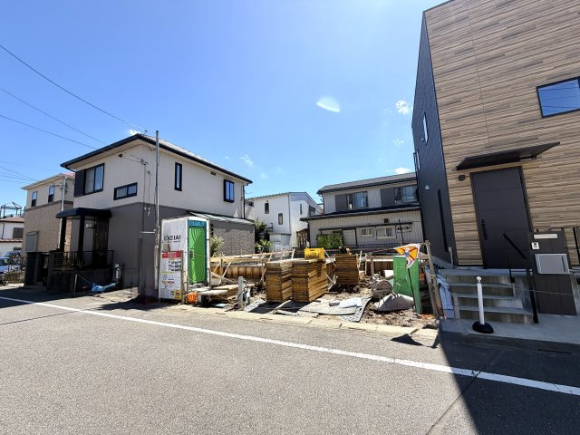 越谷市宮前１期１号棟　新築戸建の外観|水平と強度の精度を保ちながら丁寧に行う基礎工事。これからの施工工程も安全第一で進めてまいります。