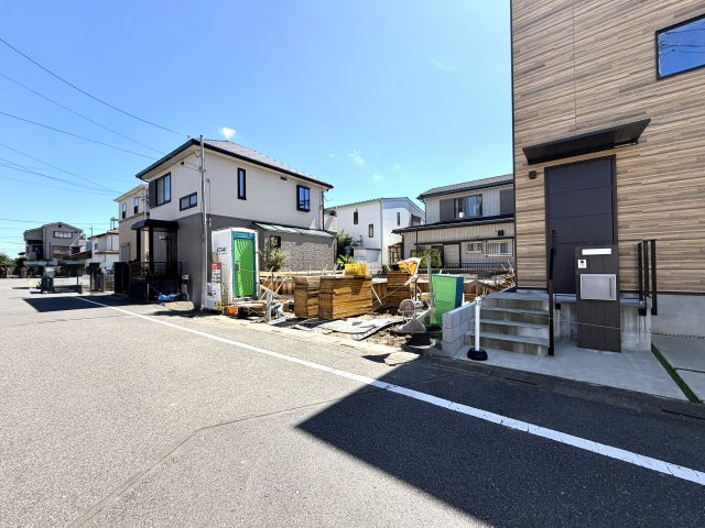 越谷市宮前１期１号棟　新築戸建の外観|完成後には隠れてしまう基礎内部を確認できる貴重な時期。しっかりとした造りをぜひ現地でご覧ください。