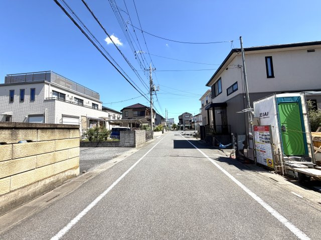 越谷市宮前１期１号棟　新築戸建の前面道路含む現地写真|車通りが穏やかな前面道路。敷地へのアプローチもしやすく、ご家族やゲストを安心して迎え入れられます。