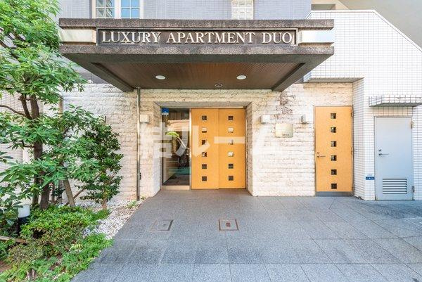 新宿区西五軒町の賃貸マンションのエントランス