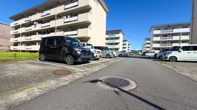 大岡団地N12の駐車場