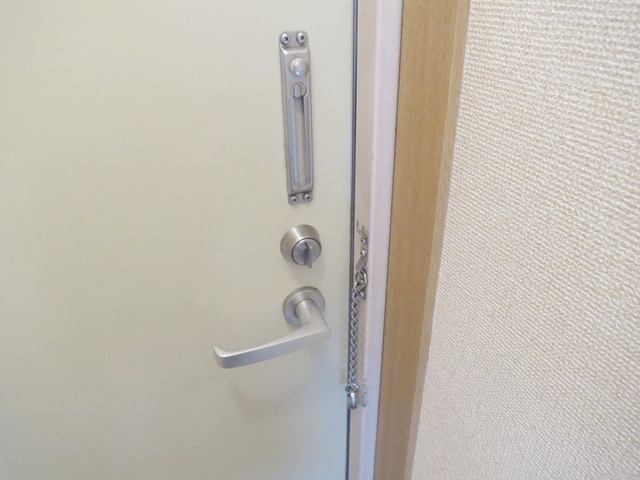 フォレスト小岩のセキュリティ|ドアチェーンが付いた玄関ドアです。