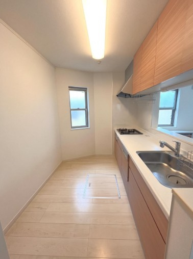板橋区赤塚４丁目戸建のキッチン|窓のある明るいキッチン