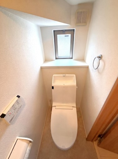 板橋区赤塚４丁目戸建のトイレ|１階の窓のある明るいトイレは温水洗浄便座付きです。