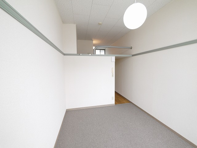 レオパレストミタⅡの寝室|コンパクトで使いやすい洋室です