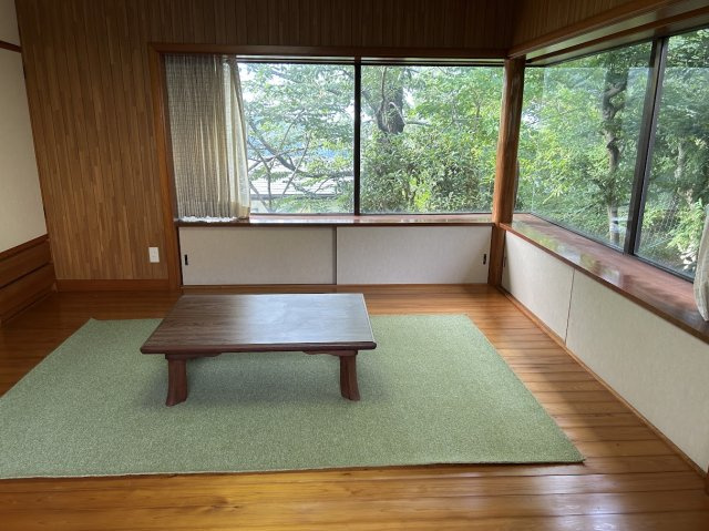 川奈　高台に建つ4DK　500万円の洋室|和洋折衷の洋室です