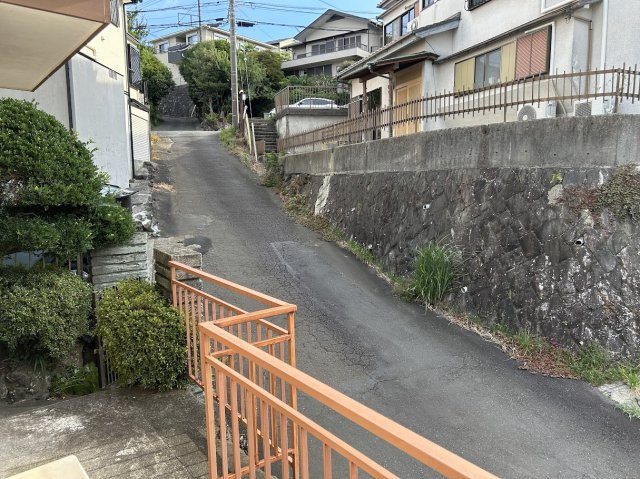 川奈　高台に建つ4DK　500万円の前面道路含む現地写真|前面道路はこのような感じです