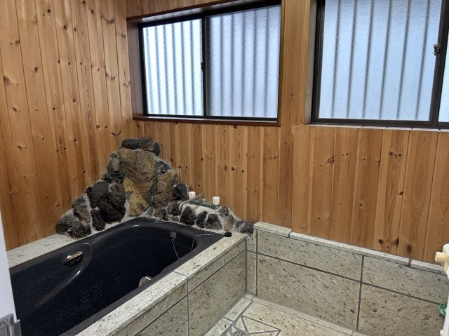 川奈　高台に建つ4DK　500万円の浴室|凝ったデザインのお風呂です