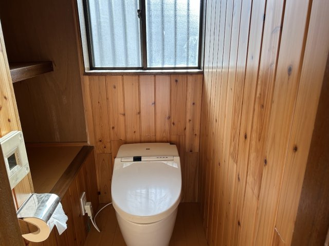 川奈　高台に建つ4DK　500万円のトイレ|収納もあるトイレです