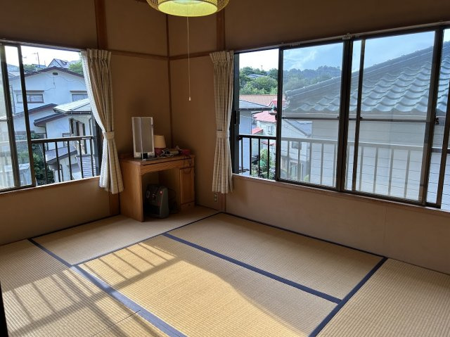 川奈　高台に建つ4DK　500万円の和室|2階和室　2面採光です　