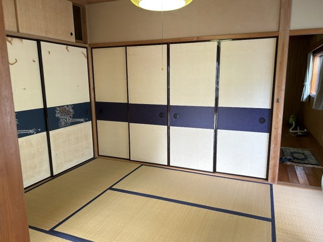 川奈　高台に建つ4DK　500万円の和室|収納たっぷりの和室です