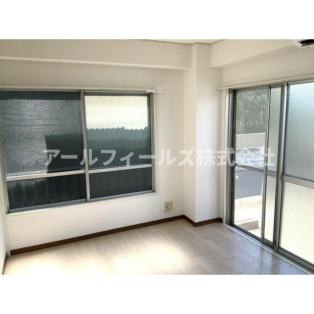 川島ビルの洋室