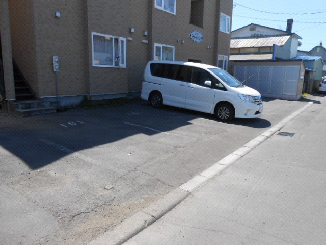 メゾンフラーリッシュの駐車場