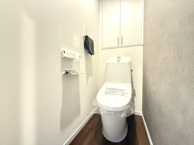 魚崎中町１丁目新築戸建のトイレ|1階に設けたトイレは、毎日の暮らしに欠かせない快適な水まわり。すっきりとした空間で、来客時にも使いやすい仕様です。