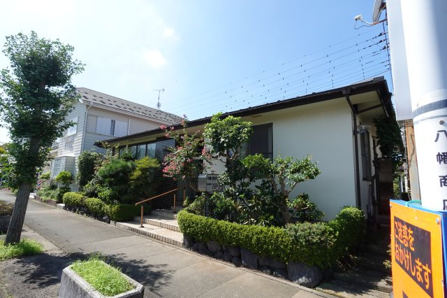 川島町八幡売店舗の外観