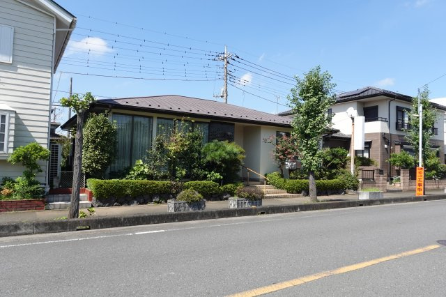 川島町八幡売店舗の外観