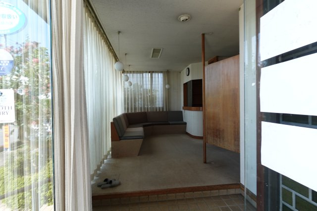 川島町八幡売店舗の玄関