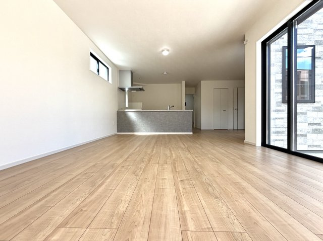 越谷市西方３期１号棟ケイアイグレース　新築戸建の居間・リビング|大きなテレビやL字ソファーもすっきり置けるリビング空間。映画鑑賞や家族のだんらんにぴったりです。