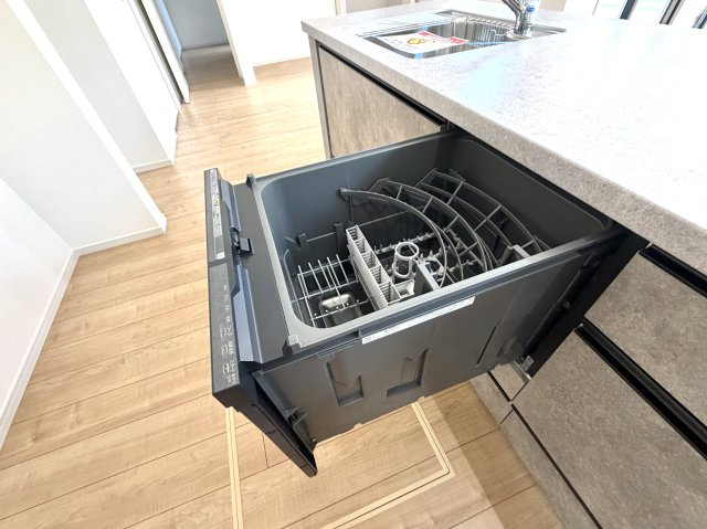 越谷市西方３期１号棟ケイアイグレース　新築戸建のキッチン|食洗器を標準装備したキッチンです。家事の負担を軽減し、家族との時間を増やせます。