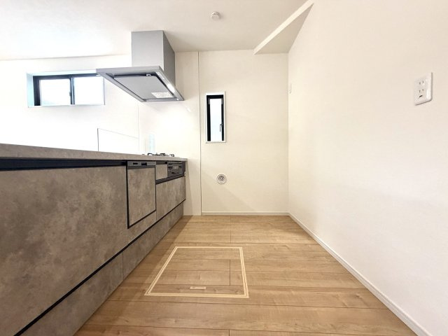 越谷市西方３期１号棟ケイアイグレース　新築戸建のキッチン|冷蔵庫の開閉時にも圧迫感を感じさせない十分なスペースを確保。動線がスムーズで快適に動けます。