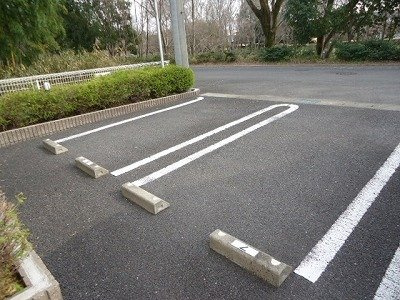 リバーサイド　レジデンスの駐車場