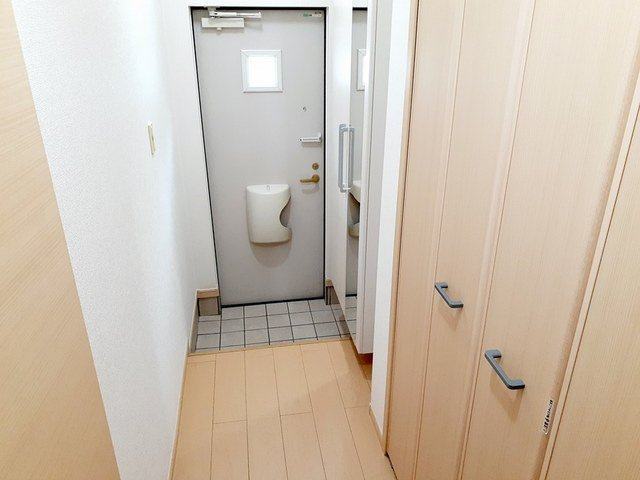 リバーサイド　レジデンスの玄関