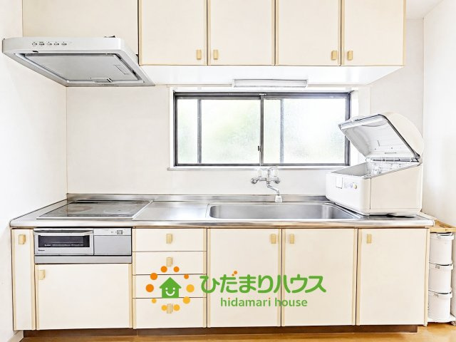 上尾市井戸木1丁目　中古戸建のキッチン|広いキッチンでお料理も楽々できます。
※AI加工をしております。