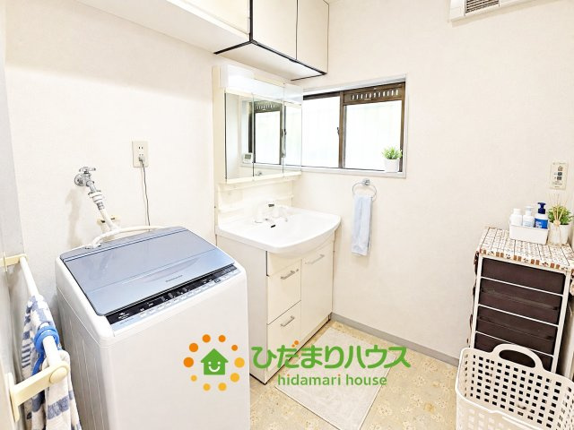 上尾市井戸木1丁目　中古戸建の独立洗面台|朝の身支度に便利な三面鏡付きです。
※AI加工をしております。