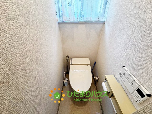 上尾市井戸木1丁目　中古戸建のトイレ|1Fトイレはロータンクタイプになります。