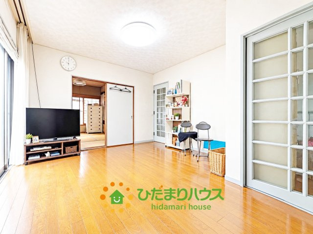 上尾市井戸木1丁目　中古戸建の居間・リビング|家族団らん過ごせるリビング空間です。
※AI加工をしております。