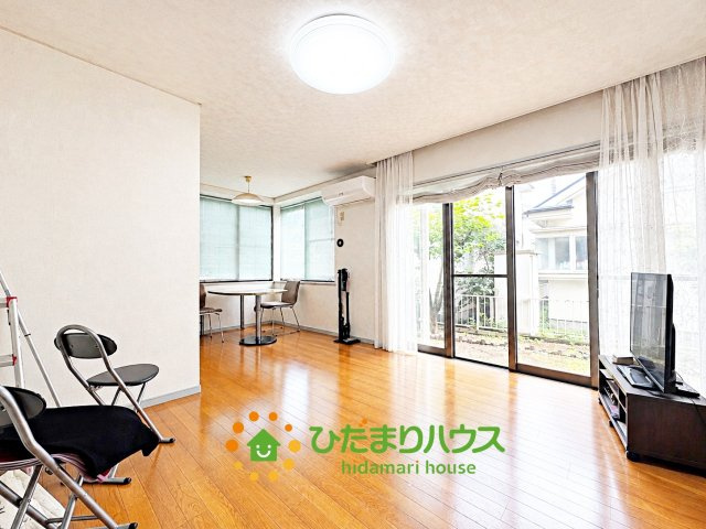 上尾市井戸木1丁目　中古戸建の居間・リビング|ダイニングとリビングスペースを分けやすいリビングです。
※AI加工をしております。