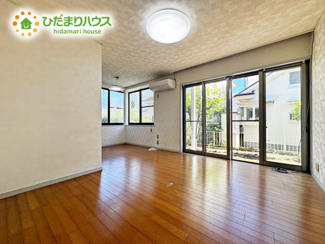 上尾市井戸木1丁目　中古戸建の居間・リビング|ダイニングとリビングスペースを分けやすいリビングです。
