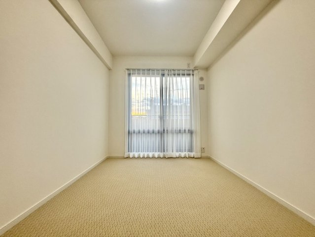 中山南パーク・ホームズの洋室|自然光と調和した明るい空間が、日々の暮らしに安らぎをもたらします。