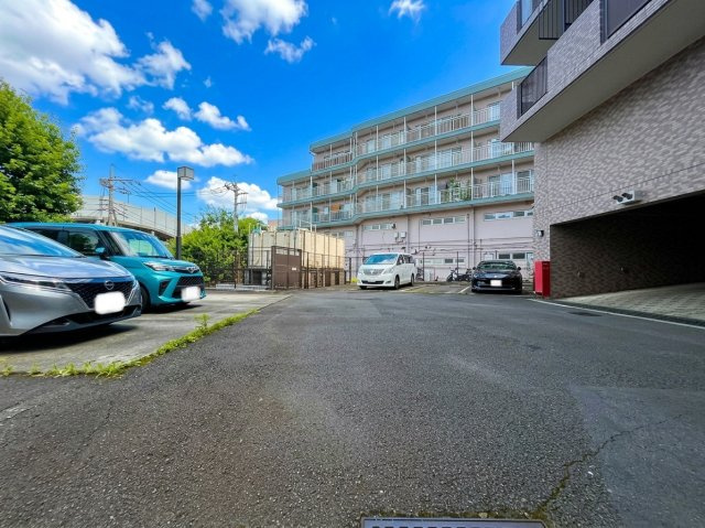 中山南パーク・ホームズの駐車場|駐車場への移動負担が少なく快適なカーライフを実現します。