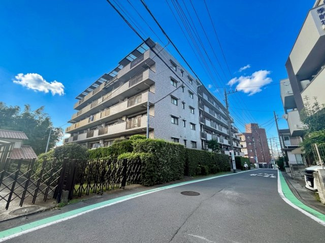 中山南パーク・ホームズの外観|中山南パークホームズの最寄り駅はJR横浜線中山駅から徒歩3分と至近で、駅周辺には各種スーパーなどの商業施設や緑区区役所があり、駅近なのでそれらの施設を便利に利用できます。