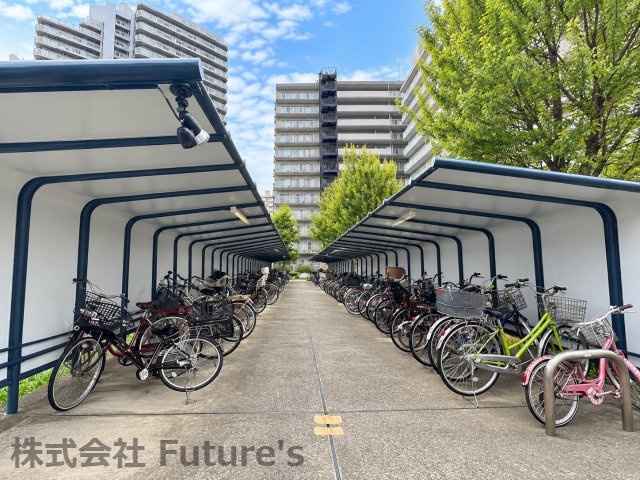 パークフィールドみさとテラ・ウエスト　4街区2号館の駐輪場|屋根付きの駐輪場で雨の日も安心ですね。