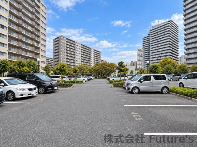 パークフィールドみさとテラ・ウエスト　4街区2号館の駐車場|駐車場は広くゆとりがあるので駐車もラクラク