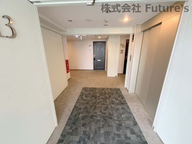 パークフィールドみさとテラ・ウエスト　4街区2号館のエントランス|ホテルライクな内廊下設計！天候を気にせず快適に出入りできます
