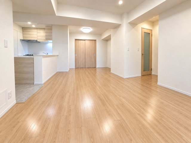 パークフィールドみさとテラ・ウエスト　4街区2号館の居間・リビング|LDK15.3帖！現況の物件写真にCGによる家具消し処理を行っています。