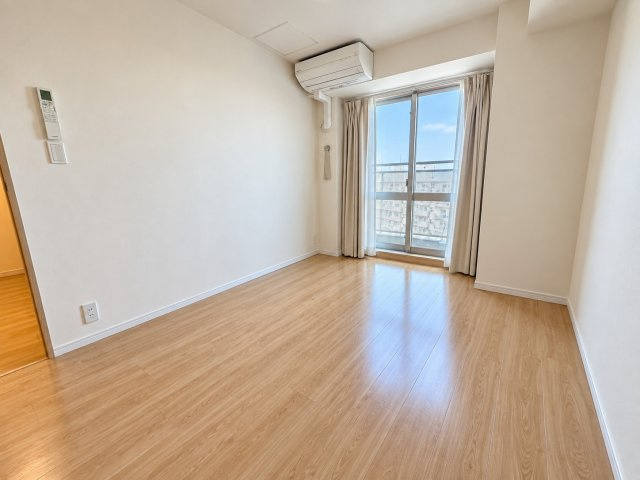 パークフィールドみさとテラ・ウエスト　4街区2号館の洋室|南向きの陽当たり良好な6.6帖の洋室！現況の物件写真にCGによる家具消し処理を行っています。