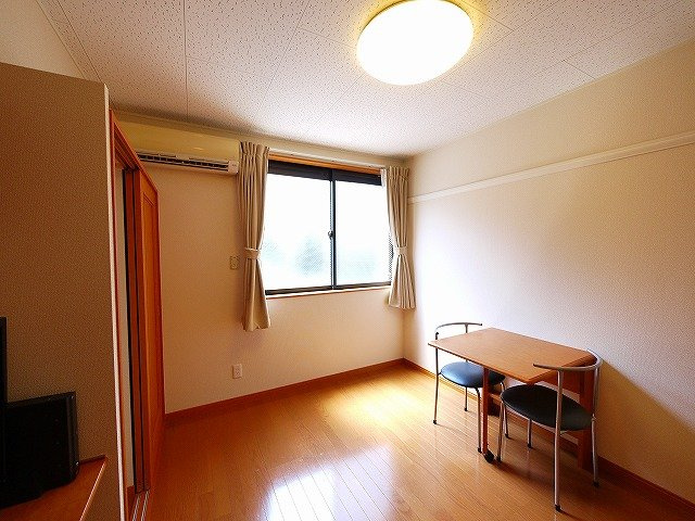 レオパレス富堂の内装|こちらの居間で趣味の時間をお楽しみください
