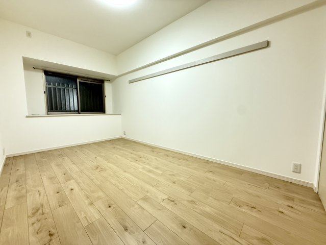 メゾン本山中町の洋室|ゆとりのある約7.5帖の洋室。ベッドやデスクなどの家具を配置しやすく、寝室やプライベートルームとして快適にお使いいただけます。