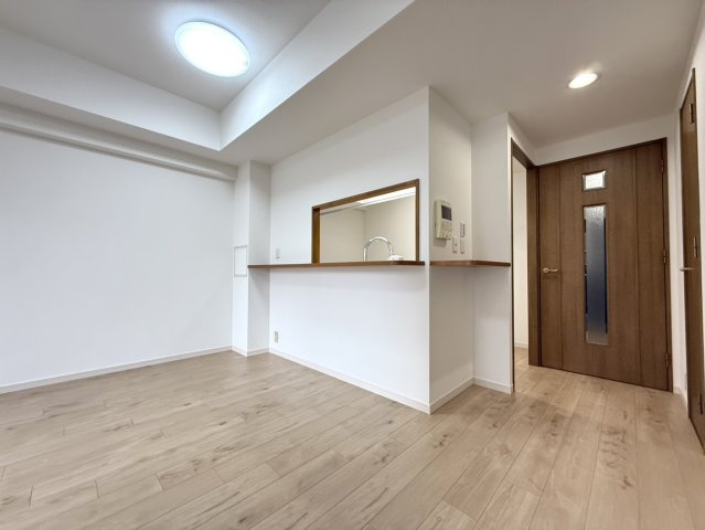 メゾン本山中町のキッチン|LDKとの一体感を感じられるカウンターキッチン。お料理をしながらリビングの様子を見渡せるため、家族との会話を楽しみながら家事ができます。