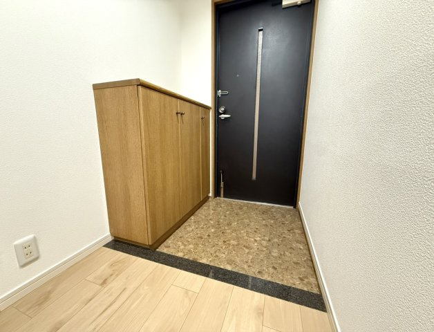 メゾン本山中町の玄関|明るく清潔感のある玄関で、毎日の出入りも気持ちよく。すっきりとした空間で、来客時にも好印象を与えてくれます。