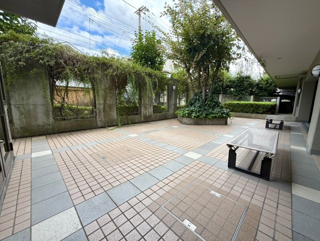 メゾン本山中町のその他|共用部には椅子が設置されており、ゆったりとした時間を過ごせる落ち着いた空間。来訪者との待ち合わせやちょっとした休憩にも利用しやすい、心地よい共用スペースです。