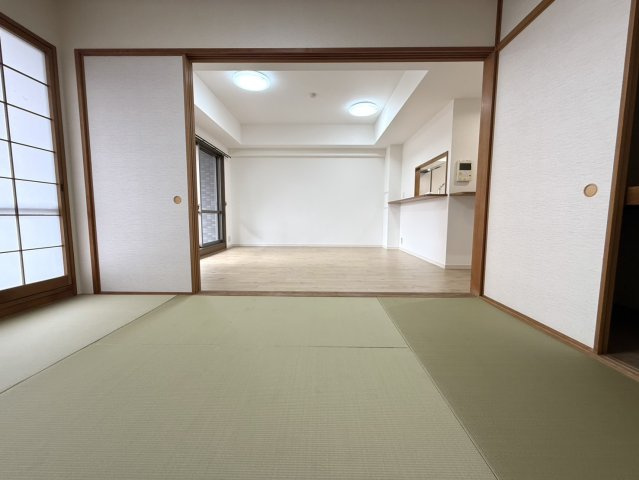 メゾン本山中町の和室|お子様の遊び場としても活用できる和室。畳ならではのやわらかな雰囲気の中で、家族でゆったりと過ごせるスペースです。