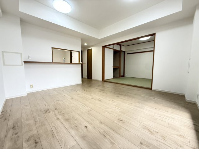 メゾン本山中町の洋室|約15帖のゆとりあるLDK。家具やインテリアを配置しやすく、家族でくつろぐリビング空間としても快適にお使いいただけます