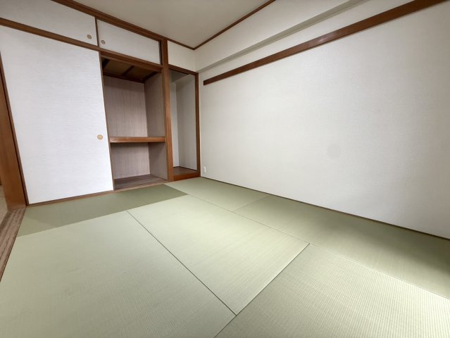 メゾン本山中町の和室|畳の温かみを感じられる、落ち着きのある和室。ゆったりくつろげる心地よい空間です。