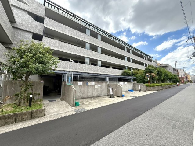メゾン本山中町の外観|総戸数61戸。平成9年築。
 JR「摂津本山」駅徒歩約9分、阪急「岡本」駅徒歩約11分、阪神「青木」駅徒歩約14分。3沿線利用可能で通勤・通学にも便利な立地です。
