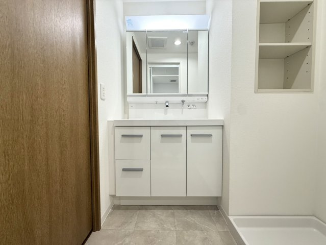 メゾン本山中町の独立洗面台|ゆったりとした洗面台を設置。使いやすい広さがあり、毎日の身支度も快適に行える洗面スペースです。
